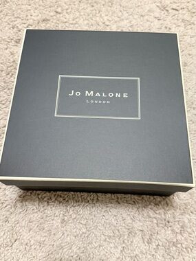 Jo Malone Dark black. 🖤🩶 Gift Box with Cream Trim and tissue paper